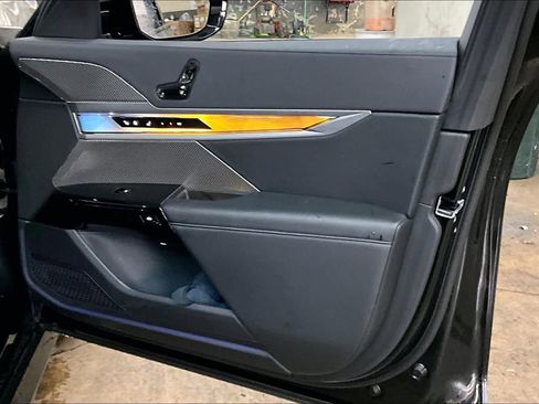 Used 2023 BMW 740i w/ Parking Assistance Package image 26