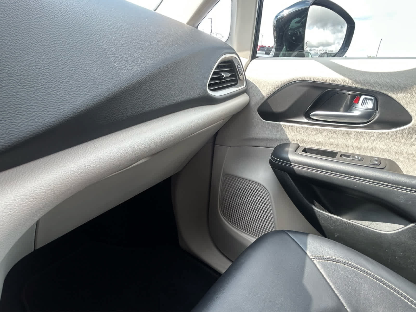 Used 2024 Chrysler Pacifica Touring-L FWD image 48