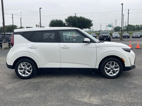 Used 2025 Kia Soul LX w/ LX Technology Package FWD image 4