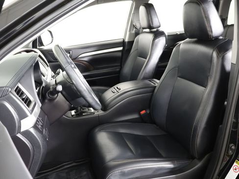 Used 2019 Toyota Highlander XLE AWD/4WD image 31