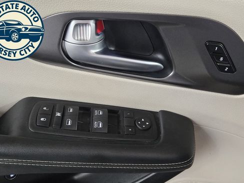 Used 2024 Chrysler Pacifica Limited FWD image 30