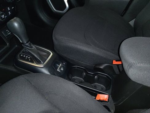 Used 2020 Jeep Renegade Latitude FWD image 26