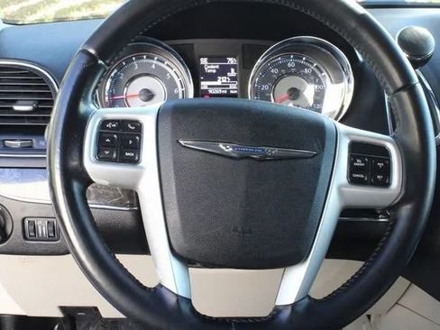 Used 2015 Chrysler Town & Country Touring image 18