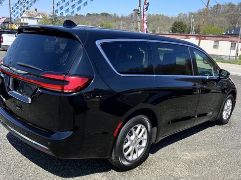 Used 2024 Chrysler Pacifica Touring-L image 10