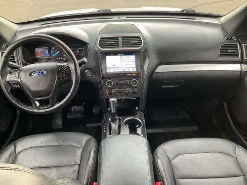 Used 2017 Ford Explorer XLT w/ Equipment Group 202A AWD/4WD image 5