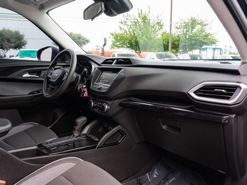 Used 2021 Chevrolet TrailBlazer LS w/ LPO, Blackout Package FWD image 30