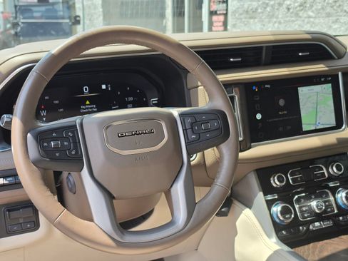 Used 2022 GMC Yukon Denali w/ Advanced Technology Package AWD/4WD image 9