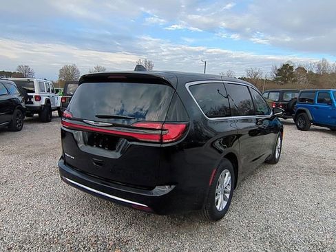 New 2026 Chrysler Pacifica Select image 5