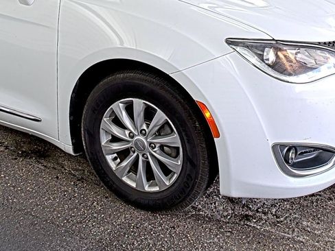 Used 2018 Chrysler Pacifica Touring-L FWD image 9