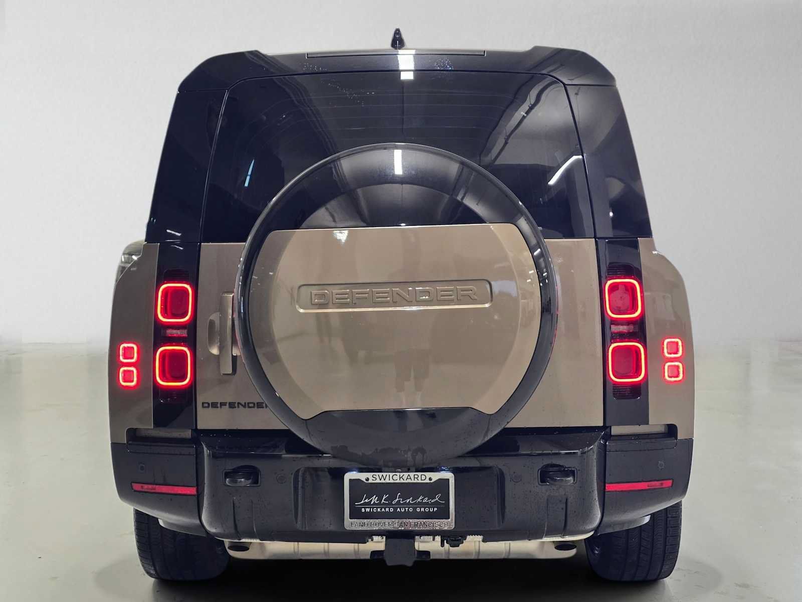 Used 2025 Land Rover Defender 130 X-Dynamic SE AWD/4WD image 4