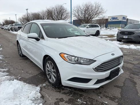 Used 2017 Ford Fusion SE w/ Fusion SE Technology Package image 1
