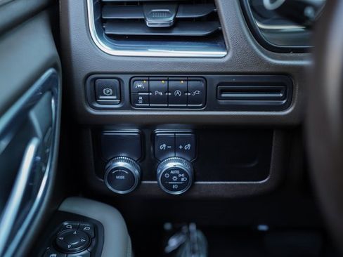 Used 2021 GMC Yukon SLT w/ SLT Premium Package image 32