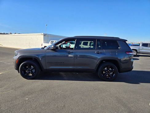 Used 2023 Jeep Grand Cherokee L Laredo image 3