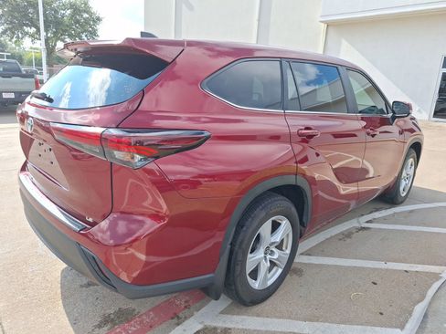 Used 2024 Toyota Highlander LE image 6