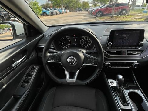 Used 2024 Nissan Altima 2.5 SV image 12