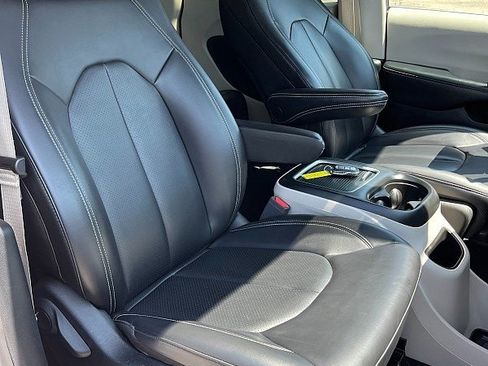 Used 2023 Chrysler Pacifica Touring-L FWD image 9