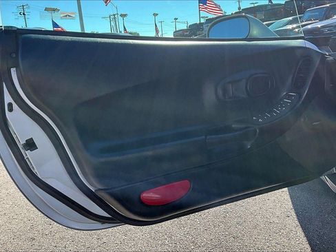 Used 1998 Chevrolet Corvette Convertible w/ Memory Pkg RWD image 18