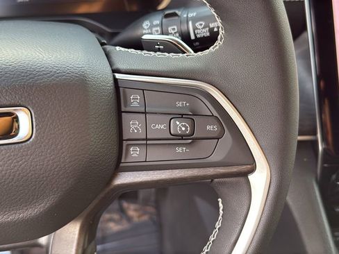 New 2025 Jeep Grand Cherokee Limited w/ Luxury Tech Group II image 26