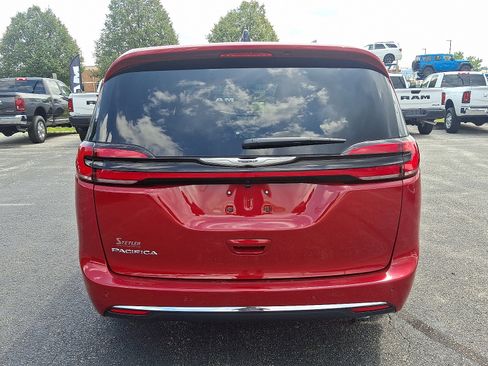 Used 2026 Chrysler Pacifica Select image 7
