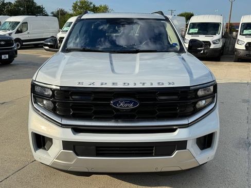 Used 2025 Ford Expedition Platinum AWD/4WD image 2