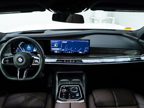 Used 2025 BMW 740i w/ Premium Package RWD image 12
