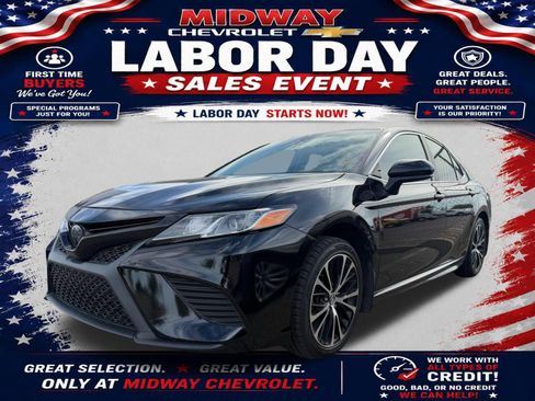Used 2018 Toyota Camry SE w/ Moonroof Package FWD image 1