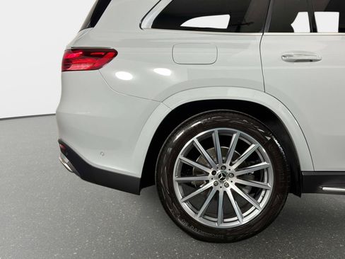 Used 2025 Mercedes-Benz GLS 580 4MATIC image 6