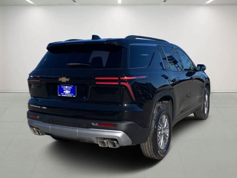 Used 2025 Chevrolet Traverse LT image 6