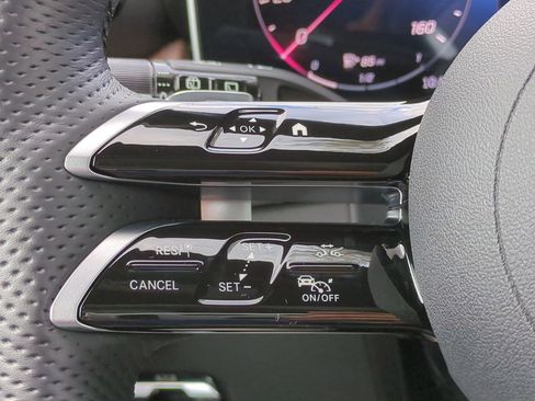 Used 2025 Mercedes-Benz GLC 300 4MATIC image 25