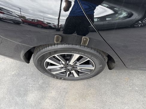 Used 2025 Nissan Versa SV FWD image 9