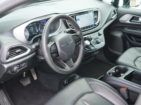 Used 2024 Chrysler Pacifica Touring-L w/ S Appearance Package FWD image 11