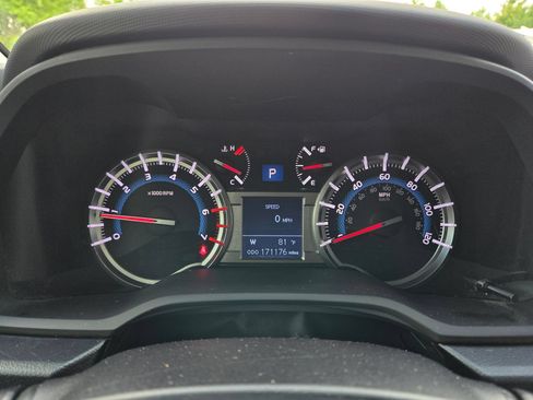 Used 2018 Toyota 4Runner SR5 RWD image 28