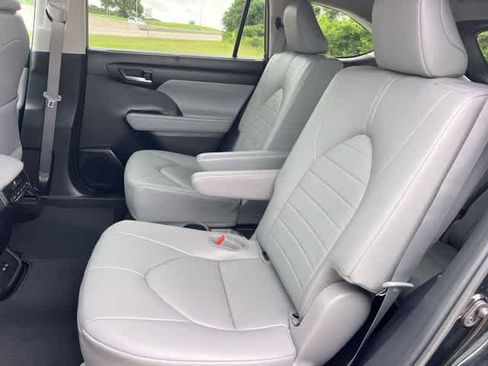 Used 2023 Toyota Highlander XLE FWD image 14