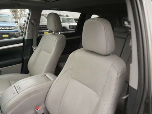 Used 2019 Toyota Highlander XLE image 10