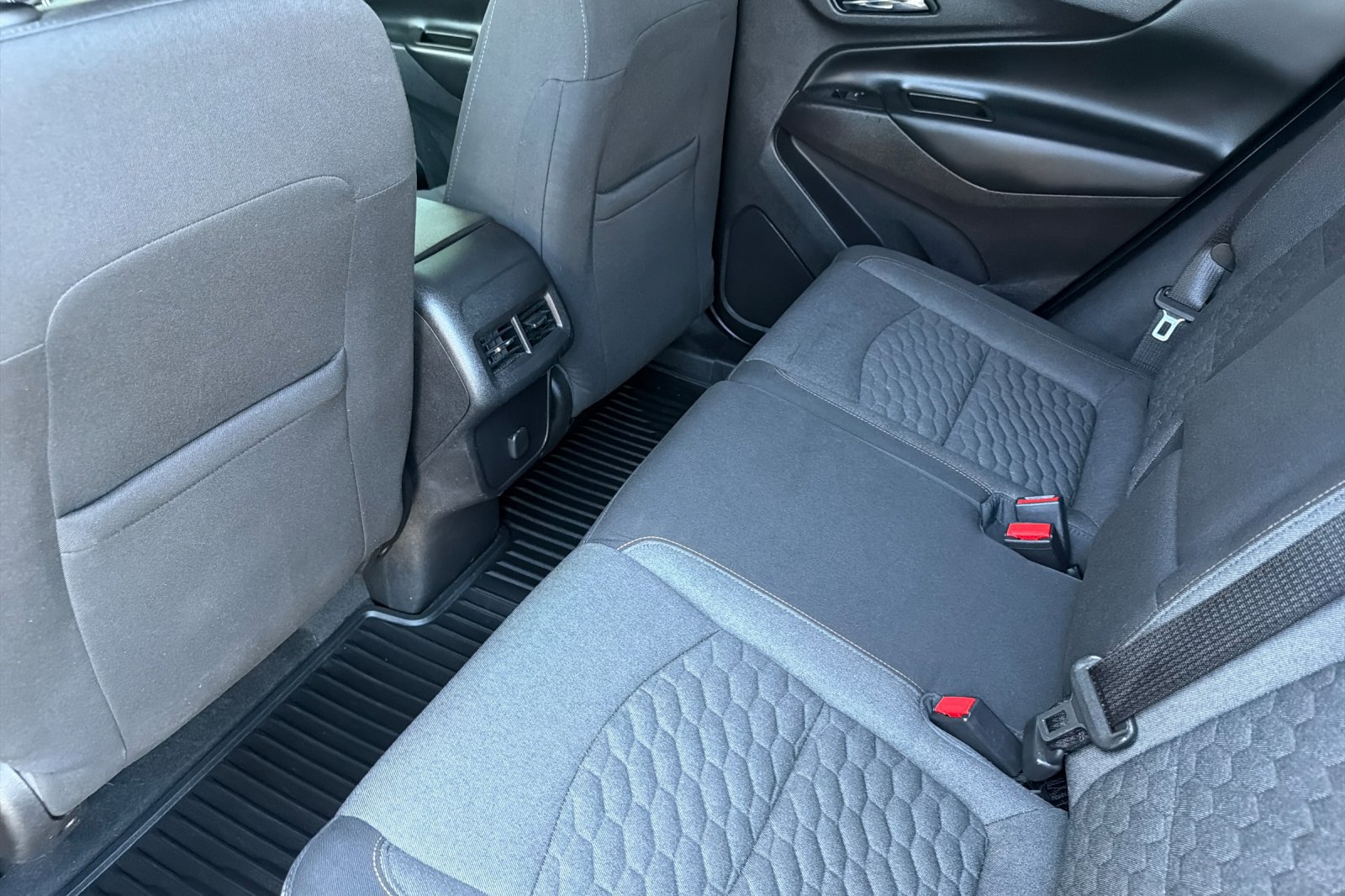 Used 2018 Chevrolet Equinox LT FWD image 16