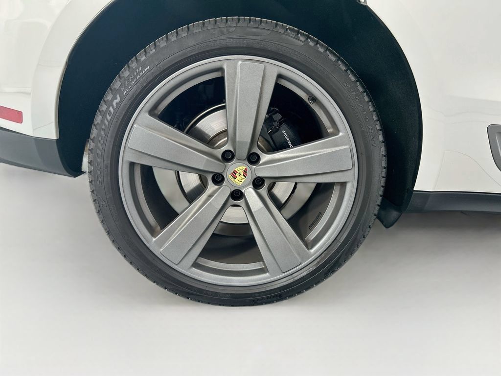 Certified 2025 Porsche Macan Turbo AWD/4WD image 33
