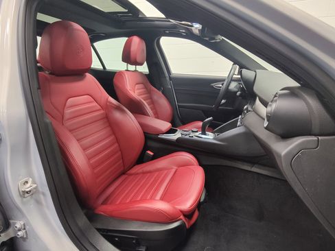 Certified 2024 Alfa Romeo Giulia Ti w/ Performance Driving Package image 7