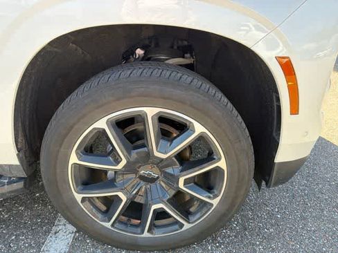 Used 2025 Chevrolet Suburban RST w/ RST Capability Package AWD/4WD image 6