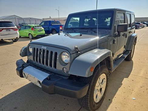 Used 2014 Jeep Wrangler Unlimited Sahara w/ Dual Top Group AWD/4WD image 4
