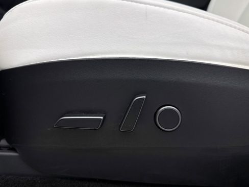 Used 2022 Tesla Model Y Long Range image 34