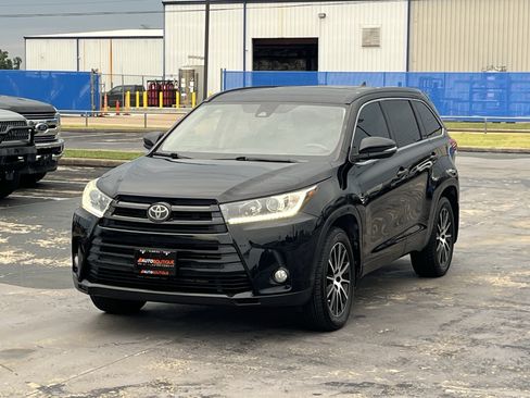 Used 2018 Toyota Highlander SE FWD image 3