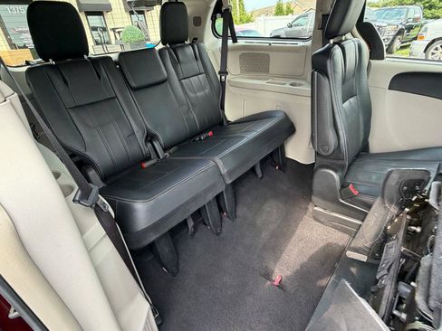 Used 2015 Chrysler Town & Country Touring-L w/ Driver Convenience Group FWD image 40
