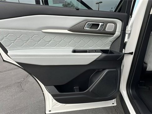 Used 2025 Ford Explorer Platinum w/ Ultimate Package image 14