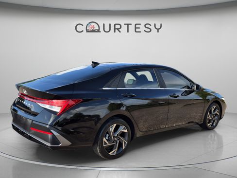 Certified 2024 Hyundai Elantra SEL w/ Convenience Package FWD image 5