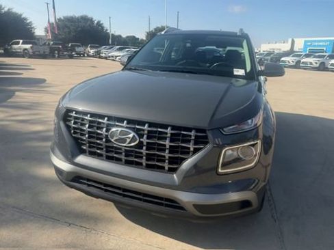 Used 2025 Hyundai Venue SEL FWD image 3