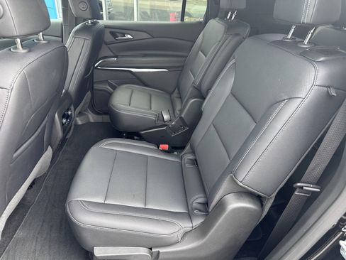 Used 2025 Chevrolet Traverse LT image 12