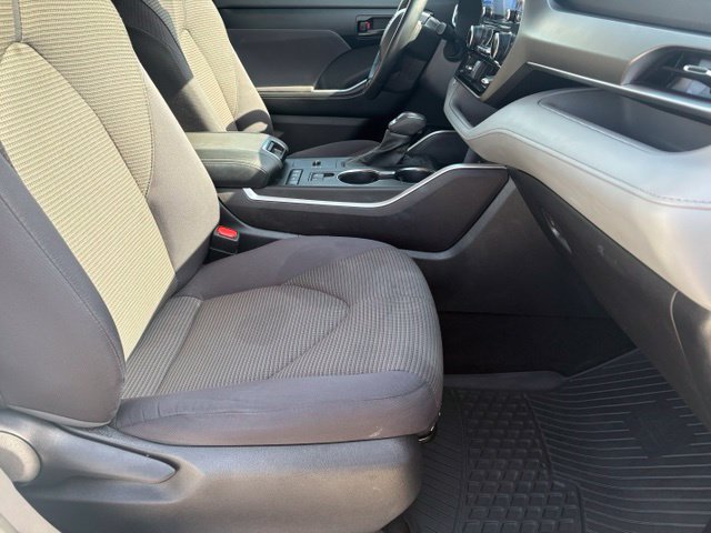 Used 2022 Toyota Highlander LE AWD/4WD image 19