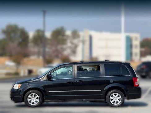 Used 2010 Chrysler Town & Country Touring image 8