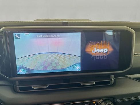 Used 2025 Jeep Gladiator Sport w/ Premium Package image 13