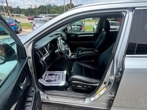Used 2019 Toyota Highlander XLE FWD image 35